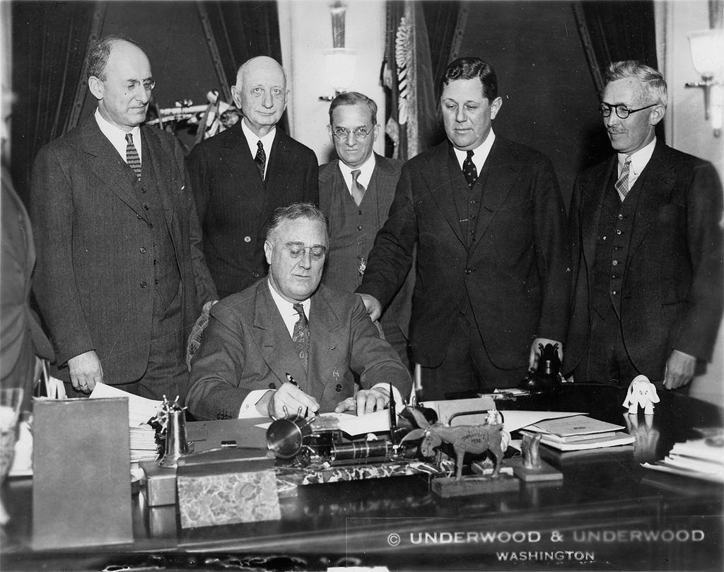 roosevelt-signing-bill